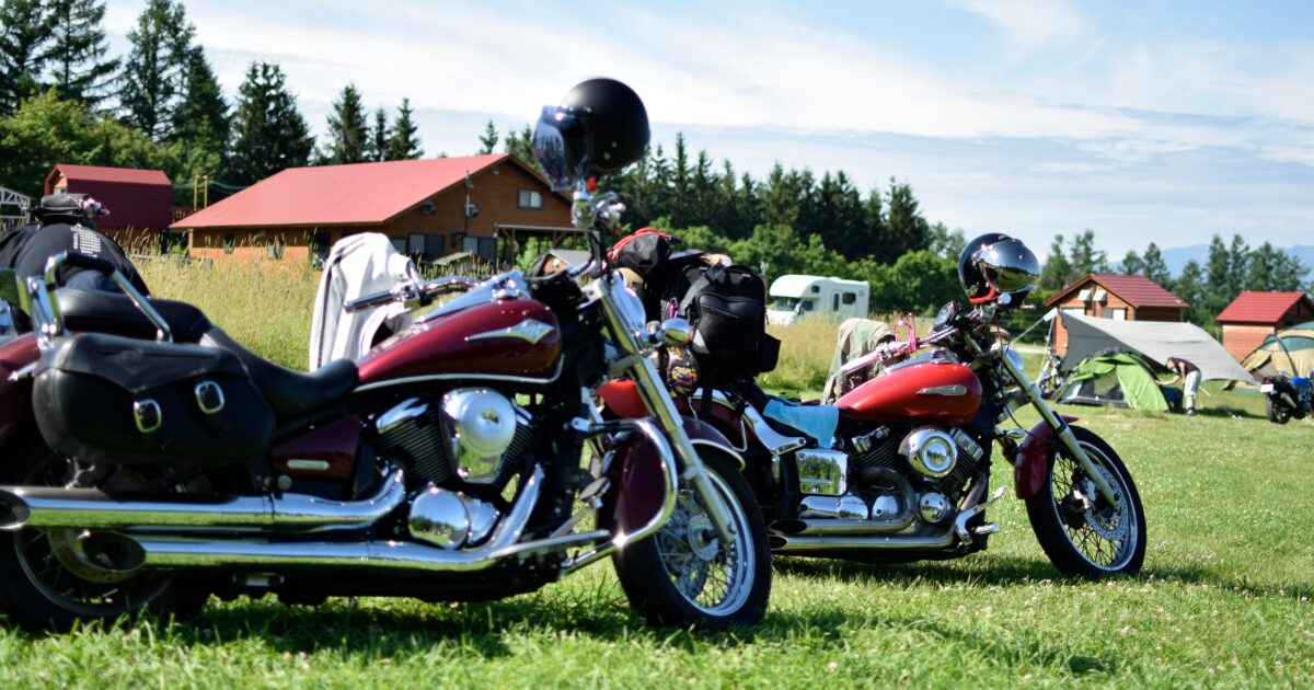 キャンプ場に並ぶ二台のクルーザーバイク