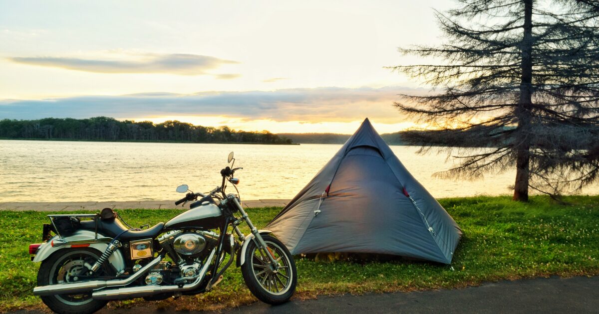 湖畔でテントとともに停車したハーレーダビッドソン