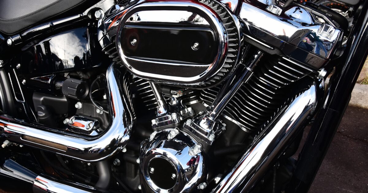 ハーレーダビッドソンのクロームエンジンのクローズアップ