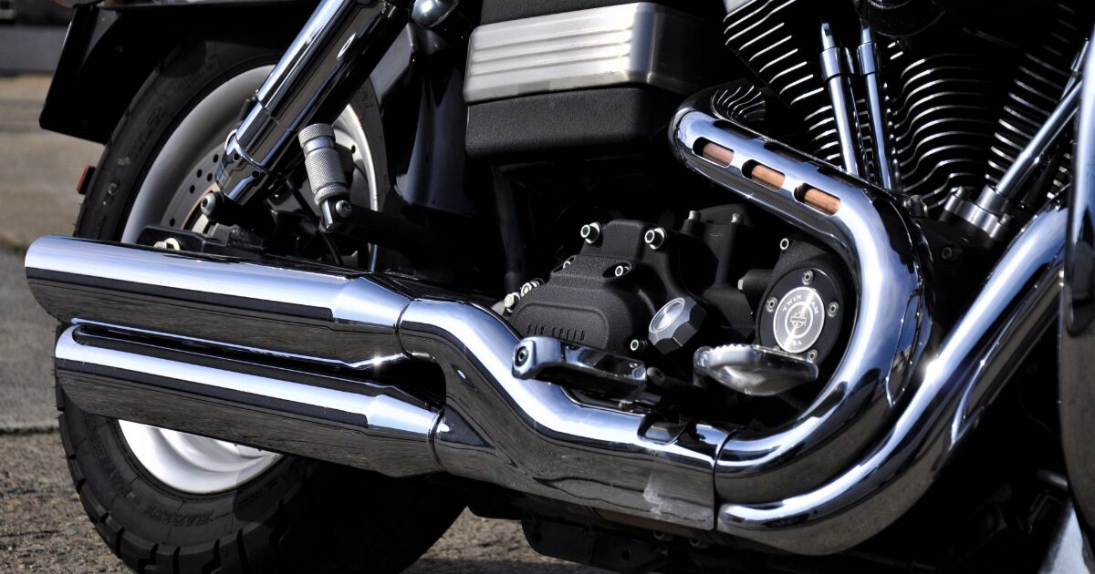 クロームメッキのバイクマフラーとエンジンのディテール