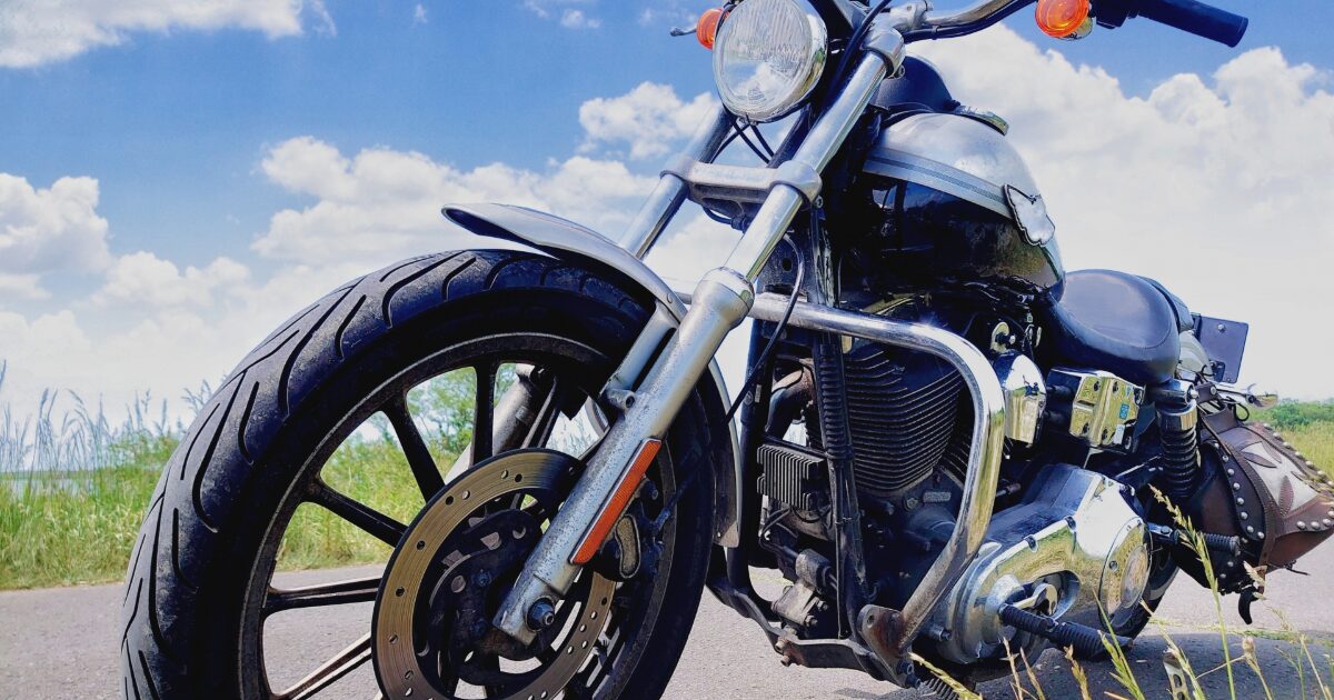 青空の下で停車中のクルーザーバイクのクローズアップ