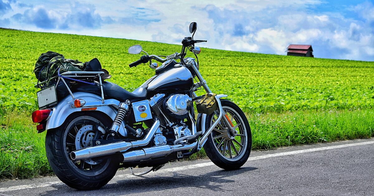 荷物を積んだバイクと農道の田園風景
