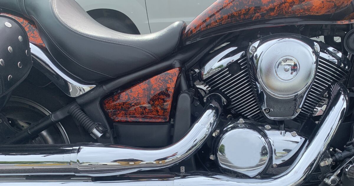 カスタムペイントとクロームエンジンのバイククローズアップ