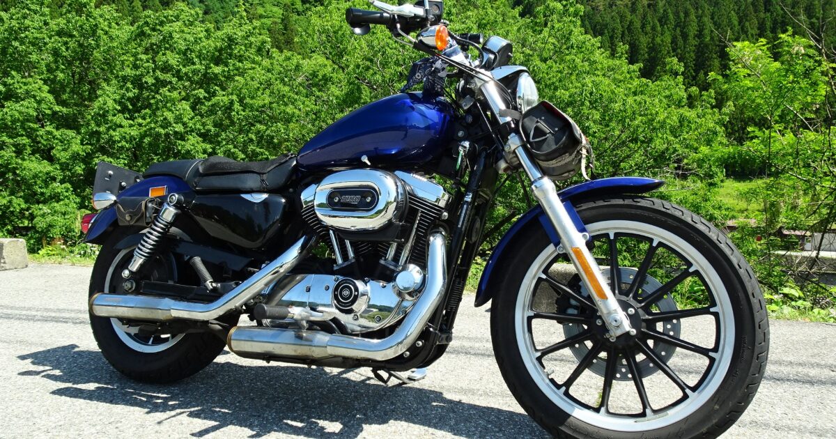 青空と新緑に囲まれたハーレーダビッドソンスポーツスター