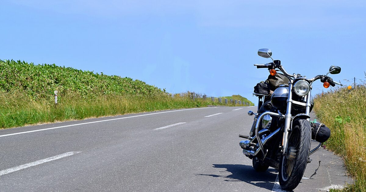 青空と一本道とツーリングバイクの風景