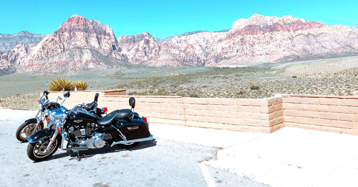 ハーレーダビッドソンとアメリカの砂漠と山の風景