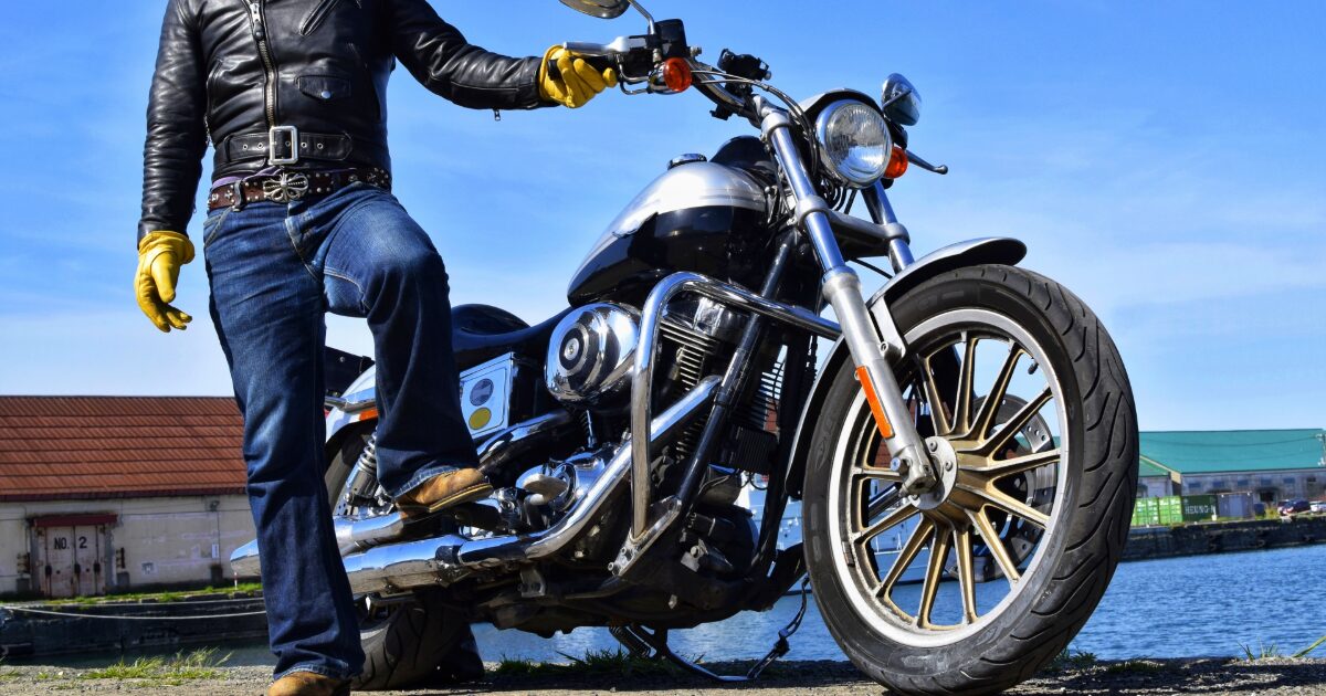 ライダーがまたがるハーレーダビッドソンと青空の背景