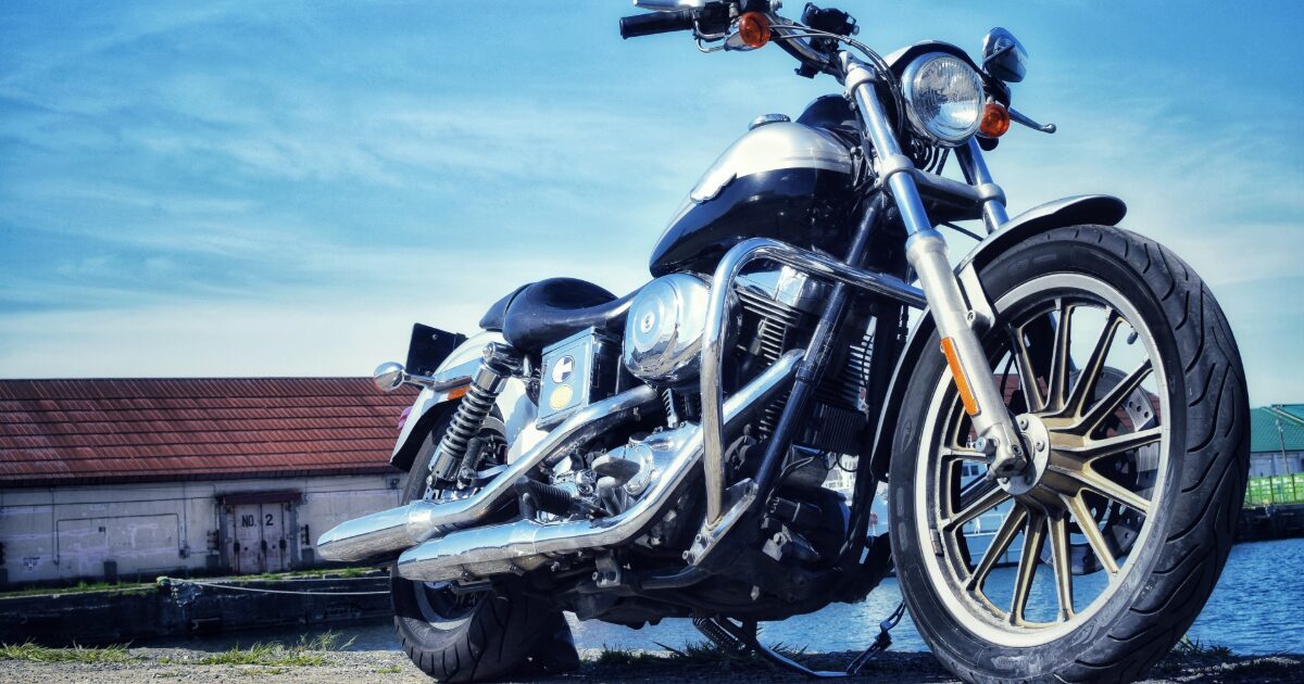 港町に停車したハーレーダビッドソンスポーツスター