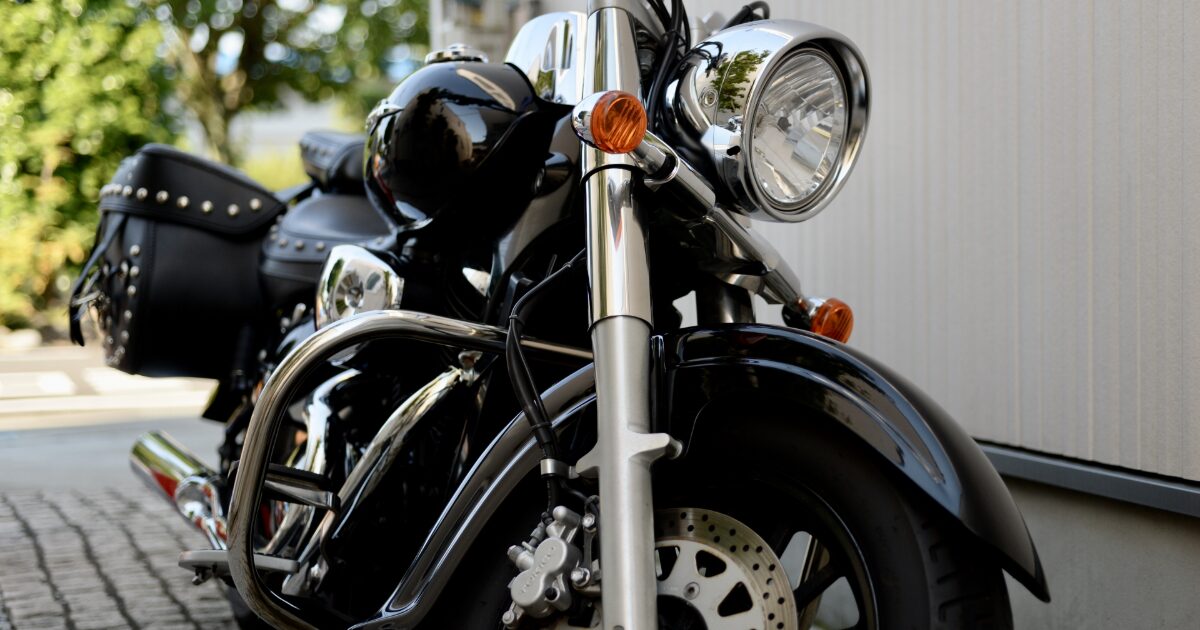 黒いクラシックバイクとサイドバッグのディテール