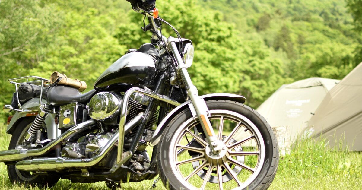 森林キャンプ場に停めたハーレーダビッドソンバイク